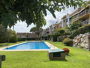 Piscina y jardín comunitario